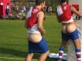 Détails du site de sexe : Cul gay outrageusement écartelé par une grosse teub !